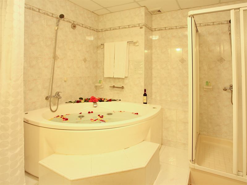 khach-san-golf-3-phong-tam-3-hotel24h.net.jpg