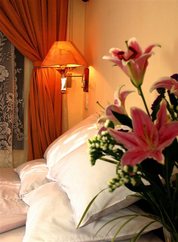 khach-san-cong-doan-hoi-an-phong-2-khach-1-hotel24h.net.jpg