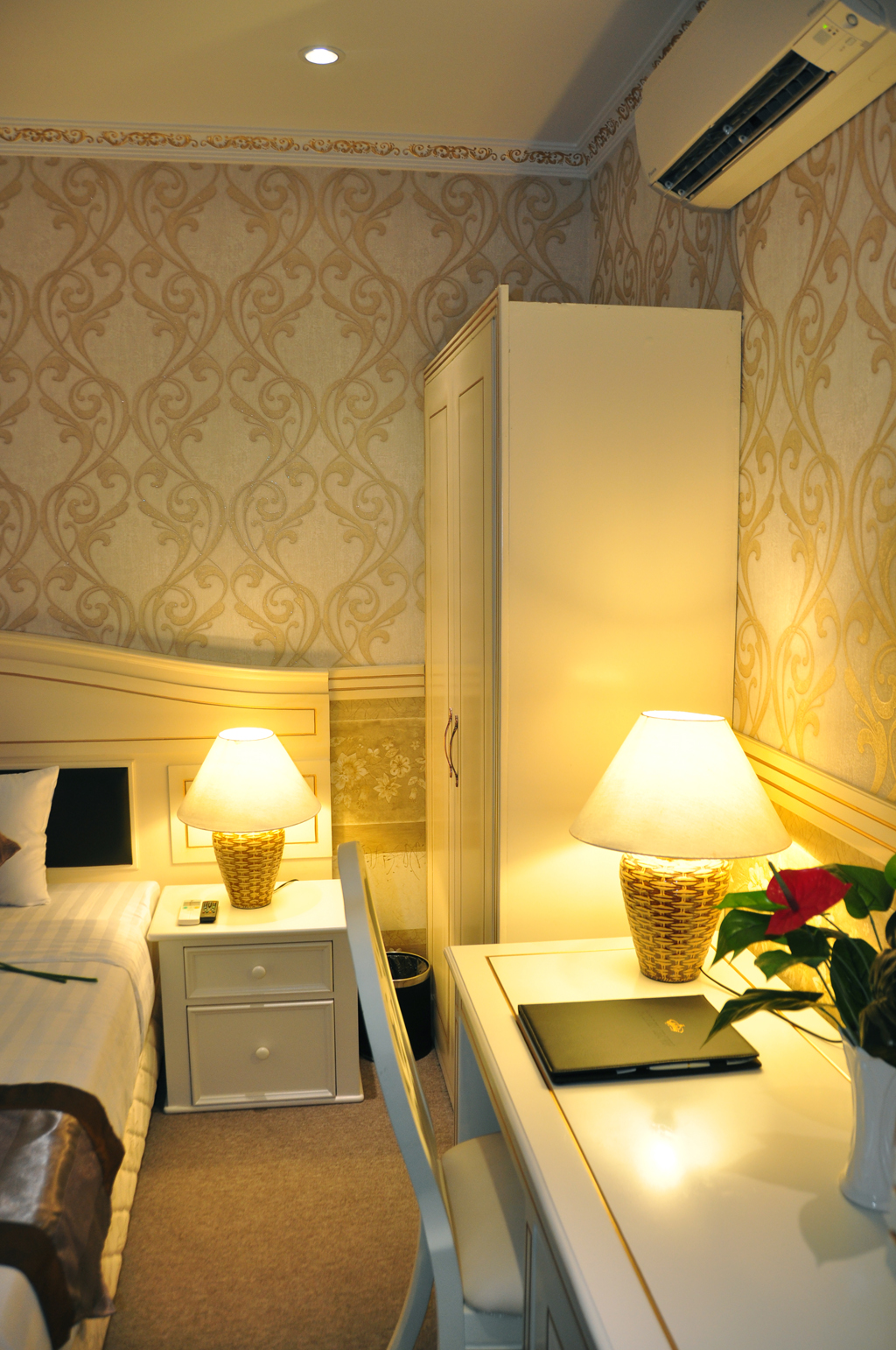 khach-san-golden-crown-phong-superior-3-hotel24h.net.jpg