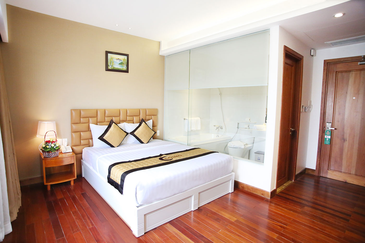 khach-san-cosmo-sai-gon-phong-deluxe-3-hotel24h.net.jpg