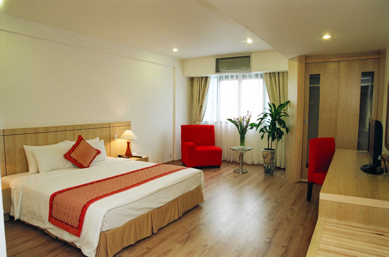 khach-san-bao-son-international-phong-deluxe-3-hotel24h.net.JPG