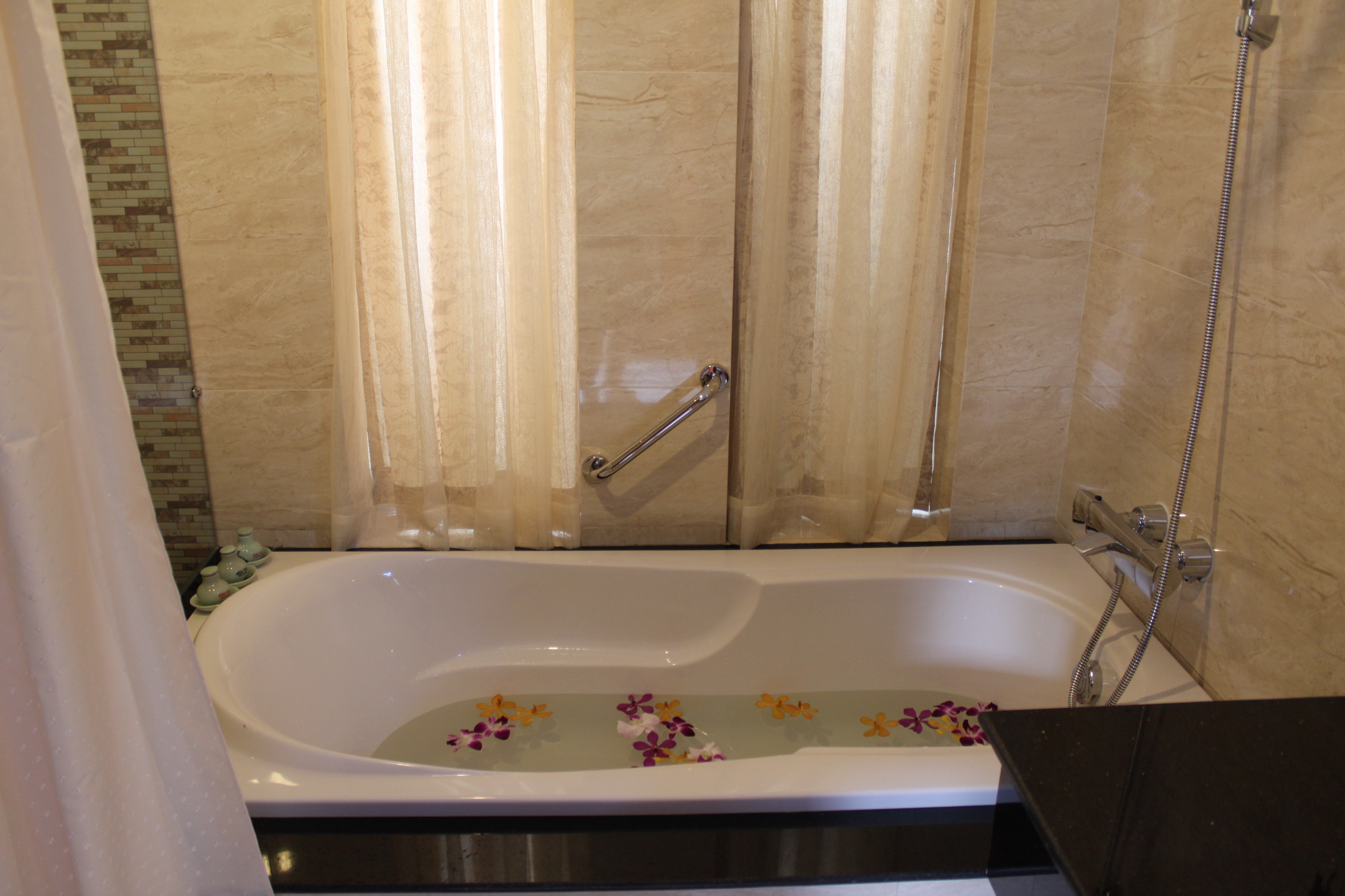 Phòng Luxury - Hotel24h.net