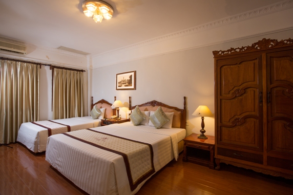 khach-san-river-side-phong-ngu-8-hotel24h.net.jpg