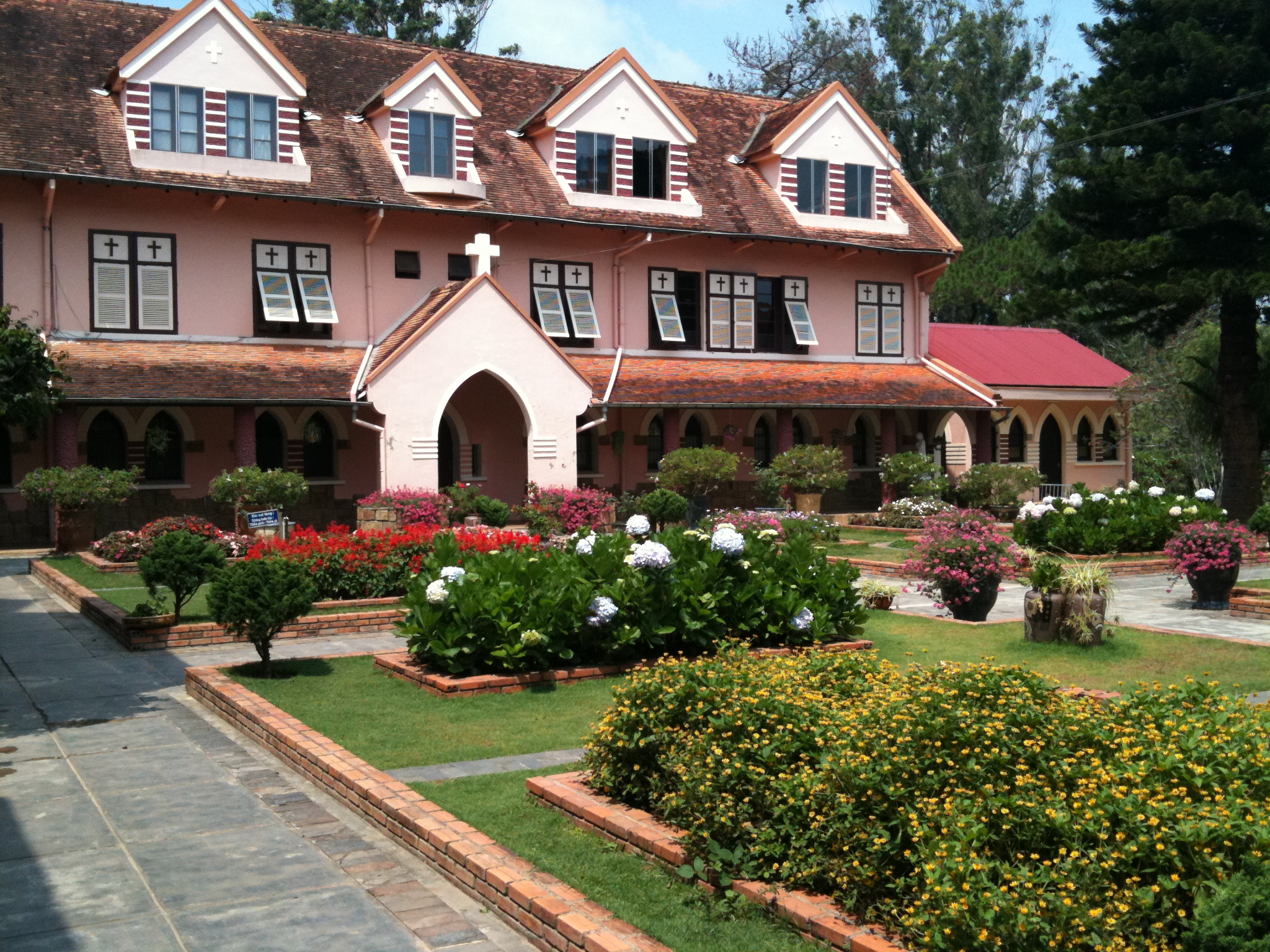 Domaine_de_Marie_courtyard_2.JPG