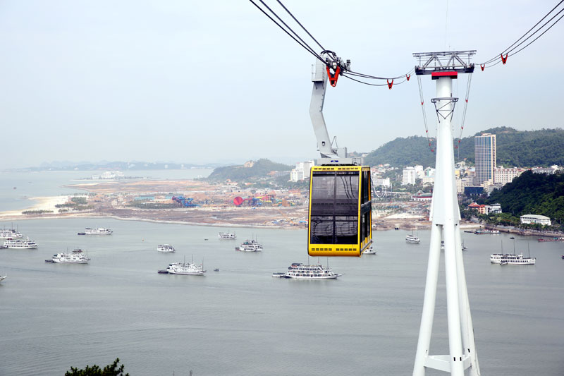 Cap%20treo%20nu%20hoang%20Ha%20Long%20co%202%20cabin%20phuc%20vu%20230%20khach%201%20cabin.jpg