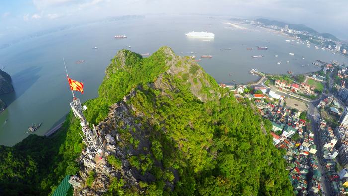 Trải-nghiệm-leo-núi-Bài-Thơ-ở-Hạ-Long-tourhalong1ngay-3.jpg