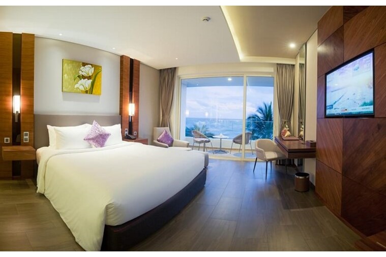 medium_club%20room%20ocean%20view%202.jpg