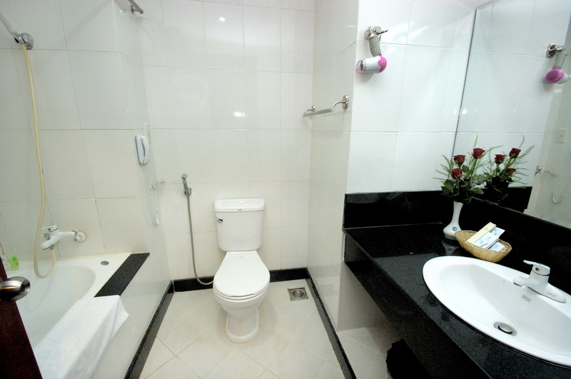 Bathroom_resize1.jpg